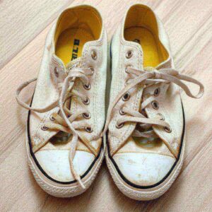 Bật Mí 3 Cách Giặt Giày Converse Màu Trắng Sạch Như Mới, Không Lo Ố Vàng