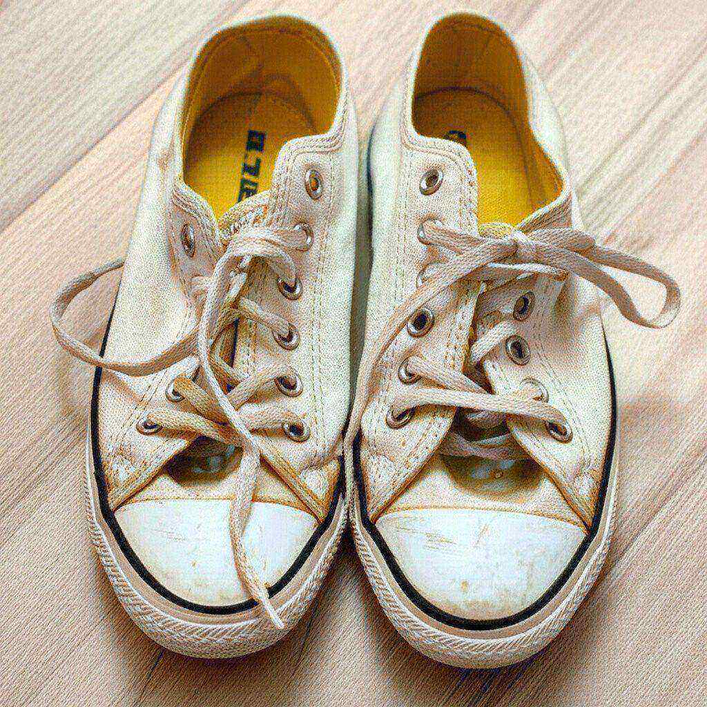 Hình minh họa cho bài viết: Bật Mí 3 Cách Giặt Giày Converse Màu Trắng Sạch Như Mới, Không Lo Ố Vàng