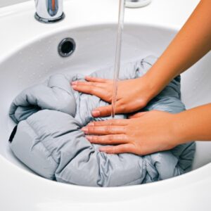 Bí Quyết Vàng: Cách Giặt Áo Lông Vũ Uniqlo Đúng Chuẩn Chuyên Gia, Không Vón Cục, Bền Như Mới